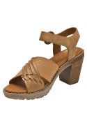 Sandalia de cuero camel para mujer con hebilla metálica y tiras entrelazadas de estilo boho.