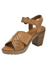 Sandalia de cuero camel para mujer con hebilla metálica y tiras entrelazadas de estilo boho.
