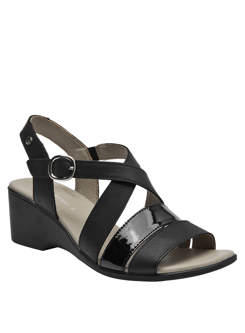 Elegante sandalia de cuero negro con textura mate y charol, versátil para diversas ocasiones.