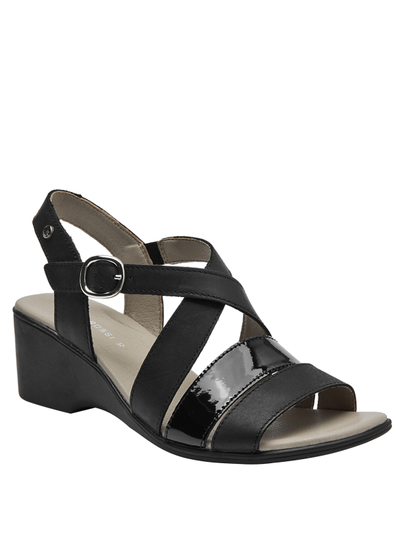Elegante sandalia de cuero negro con textura mate y charol, versátil para diversas ocasiones.