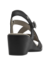 Sandalia de mujer en cuero negro, diseño sofisticado con cuña baja para comodidad.
