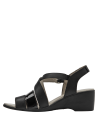 Sandalia de cuero negro con detalles de charol, ideal para eventos formales y casuales.