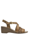 Sandalia casual de cuero camel con estampado animal print y hebilla dorada, perfecta para eventos informales.