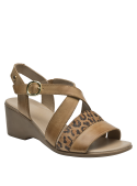 Sandalia de mujer en cuero camel con taco cuña y detalles en animal print, ideal para verano.