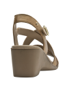 Elegante sandalia de cuero camel con diseño de animal print y hebilla ajustable.