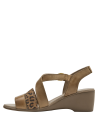 Sandalia de cuero camel con taco de cuña y detalles modernos para un look casual chic.