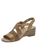 Sandalia de cuero camel para mujer con banda de animal print y hebilla dorada, estilo casual sofisticado.