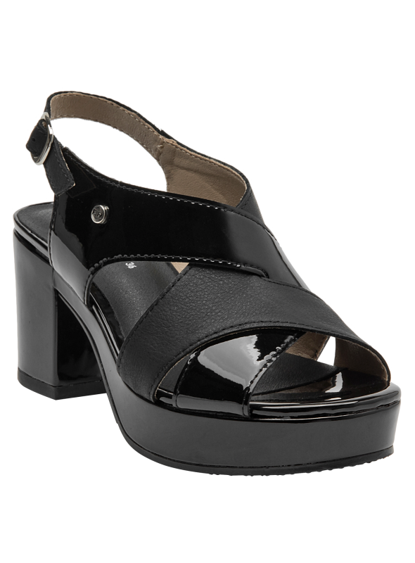Sandalia moderna de cuero negro con detalle metálico decorativo en el diseño.