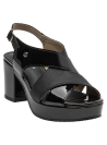 Sandalia moderna de cuero negro con detalle metálico decorativo en el diseño.