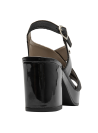 Sandalia elegante de cuero negro con hebilla ajustable para un ajuste seguro.