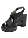 Sandalia negra de cuero con tiras cruzadas, combinando texturas lisas y brillantes.