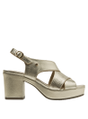 Sandalia elegante de cuero dorado, perfecta para combinar con vestidos de noche o jeans ajustados.