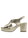Sandalia formal de cuero dorado con textura lisa y áreas texturizadas para un toque sofisticado.