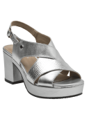Sandalia formal de cuero plateado con plataforma alta y tacón cuadrado.