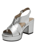 Sandalia de cuero plateado brillante para mujer con diseño moderno y elegante.