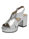 Sandalia de cuero plateado brillante para mujer con diseño moderno y elegante.