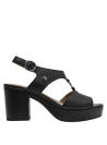 Sandalia de cuero negro con diseño elegante y detalles metálicos contemporáneos.