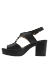 Elegante sandalia de cuero negro con hebilla ajustable y diseño formal.