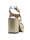 Sandalia dorada de cuero con detalles metálicos, estilo moderno y sofisticado.
