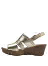 Sandalia casual de cuero dorado con plataforma tipo madera, ideal para salidas con amigos.
