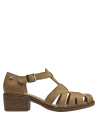 Sandalia de cuero camel con textura suave y diseño funcional para ocasiones informales.