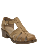 Elegante sandalia camel de cuero para mujer, ideal para combinar con ropa casual.