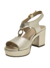 Sandalia dorada de cuero con textura reptil, diseño moderno y plataforma alta.