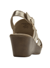 Elegante sandalia dorada con textura tipo reptil, plataforma media y estilo casual chic.