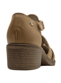 Sandalia de cuero camel para mujer con tiras entrelazadas y hebilla lateral.