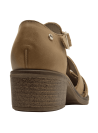 Sandalia de cuero camel para mujer con tiras entrelazadas y hebilla lateral.
