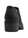 Botín negro de cuero, diseño minimalista con taco bajo y amplio para comodidad.