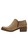 Botín de cuero camel, mujer, estilo urbano casual, versátil para combinar con jeans o vestidos.