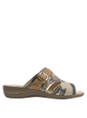 Elegante sandalia casual de cuero beige, ideal para uso diario, combinando estilo y comodidad.