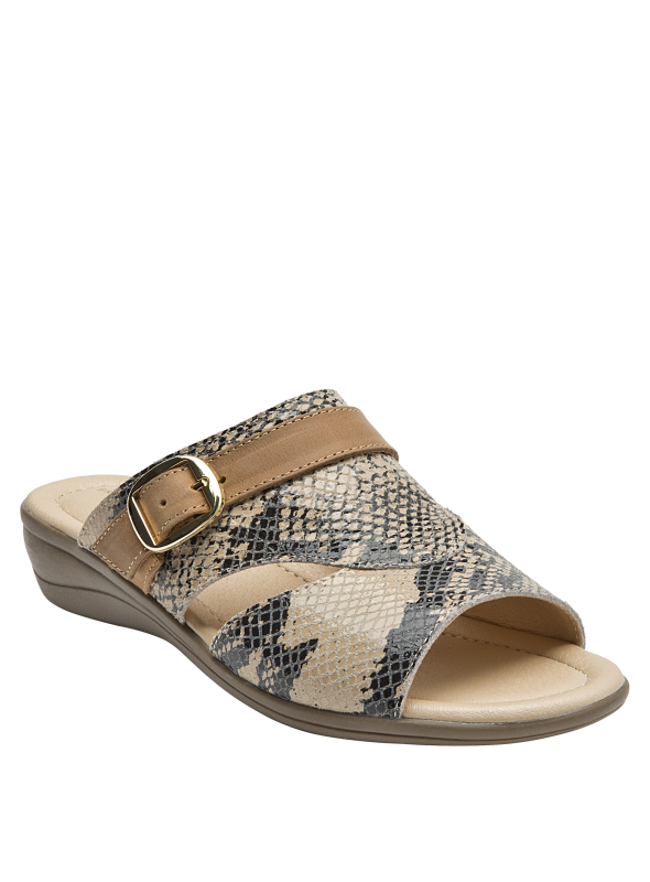 Sandalia de cuero beige para mujer, estilo moderno con estampado de serpiente y hebilla dorada.