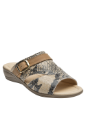 Sandalia de cuero beige para mujer, estilo moderno con estampado de serpiente y hebilla dorada.