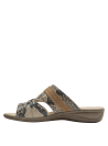 Sandalia casual de cuero beige, diseño elegante con textura de escamas y taco bajo cómodo.