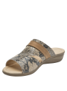 Sandalia beige de cuero con patrón de serpiente, detalles en beige, gris y negro, hebilla dorada ajustable.
