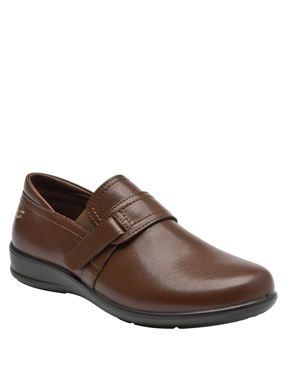 Zapato casual de cuero café para mujer, versátil y combinable con vestimenta neutra o colores tierra.
