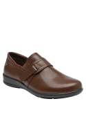 Zapato casual de cuero café para mujer, versátil y combinable con vestimenta neutra o colores tierra.