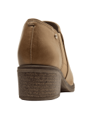 Botín camel de cuero para mujer, diseño casual minimalista con elástico lateral y detalle metálico elegante.