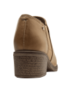 Botín camel de cuero para mujer, diseño casual minimalista con elástico lateral y detalle metálico elegante.