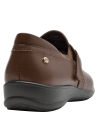 Zapato de cuero café para mujer, estilo casual clásico con cierre de velcro y costuras visibles elegantes.