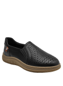 Diseño slip-on de cuero negro con perforaciones decorativas, suela robusta marrón claro.