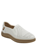 Suela voluminosa beige de zapato casual de cuero blanco para mujer, ideal para caminar cómodamente.