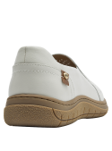Zapato de cuero blanco para mujer con borde liso y elástico lateral para fácil calce.