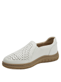 Zapato casual de cuero blanco para mujer con perforaciones geométricas en el empeine.