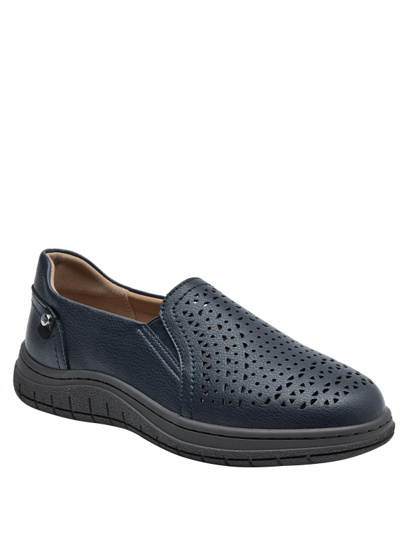 Zapato azul oscuro de cuero para mujer, estilo casual con detalles perforados y adorno metálico.