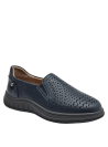 Zapato azul oscuro de cuero para mujer, estilo casual con detalles perforados y adorno metálico.