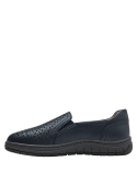 Calzado slip-on azul oscuro de cuero para mujer, diseño moderno con perforaciones triangulares y circulares.