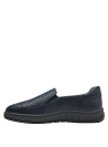 Calzado slip-on azul oscuro de cuero para mujer, diseño moderno con perforaciones triangulares y circulares.